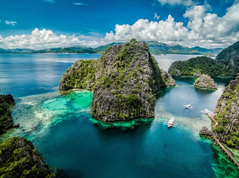 Kayangan Lakeの近くのコロン湾のドローン写真