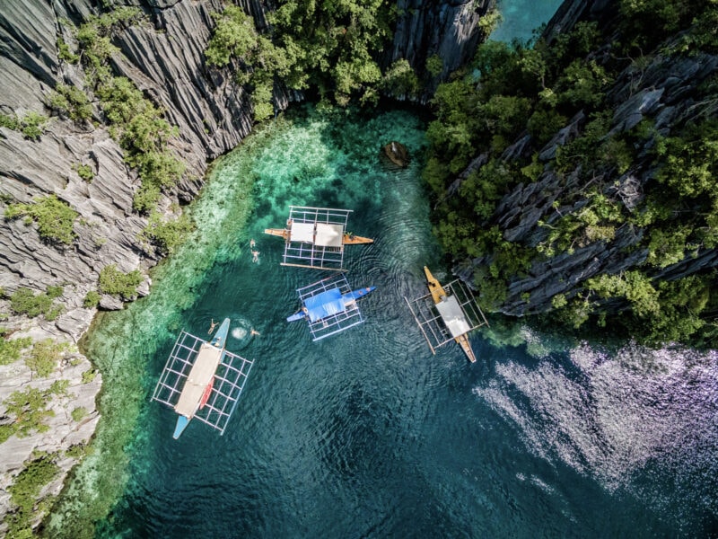 Drohnenaufnahme des Eingangs zu den Twin Lagoons auf Coron Island, Philippinen