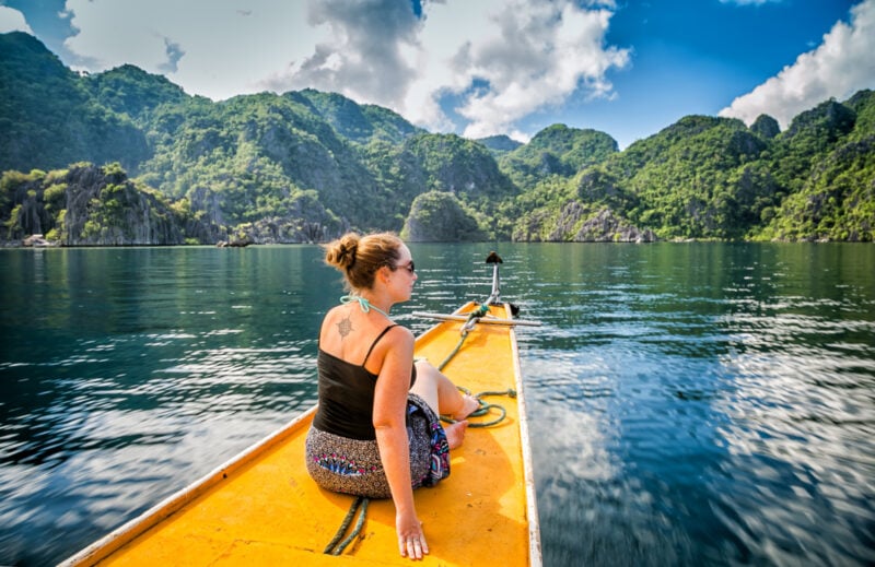 Lina Stock auf einem Banca-Boot in der Nähe von Coron Island, Philippinen