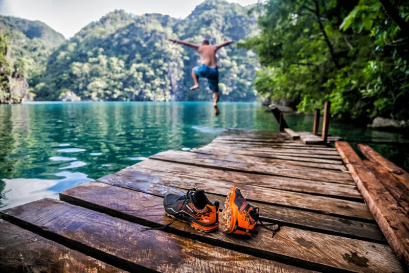 L'uomo che salta nel lago Kayangan nelle Filippine